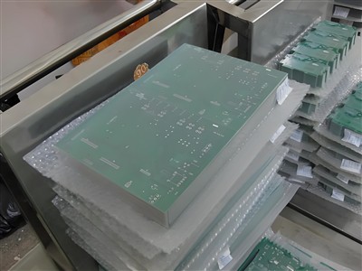 Apa saja fitur utama dan aplikasi seri laminasi Rogers RT/duroid® dalam pembu...